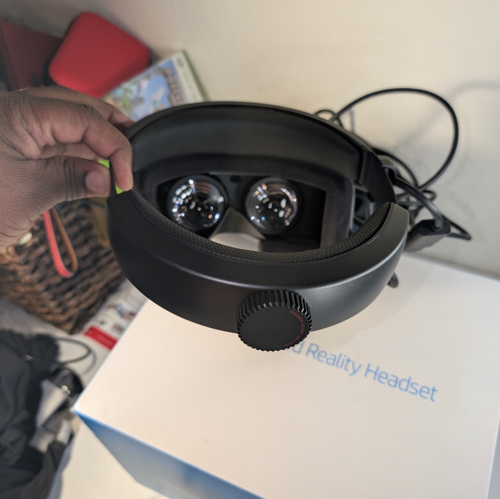 HP VR1000-100 Windows Mixed Reality (WMR) Headset with Controllers - Picture 6 of 7